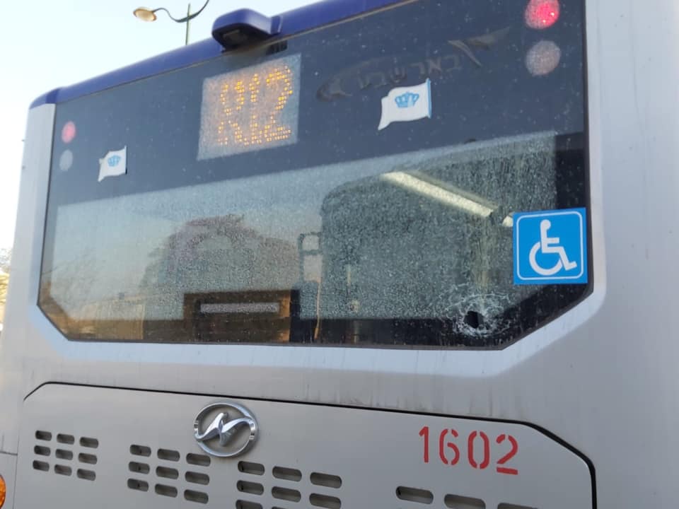 אוטובוס בקו 12 שנרגם באבנים בשבוע שער (צילום סלולרי)